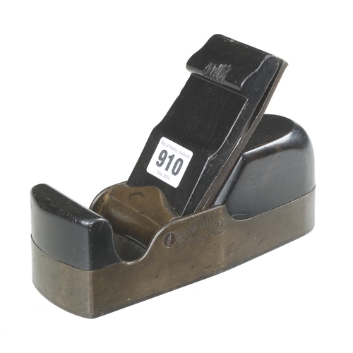 910 - A nice quality steel soled gunmetal smoother with ebony infill and wedge, chip to wedge and some dis... 