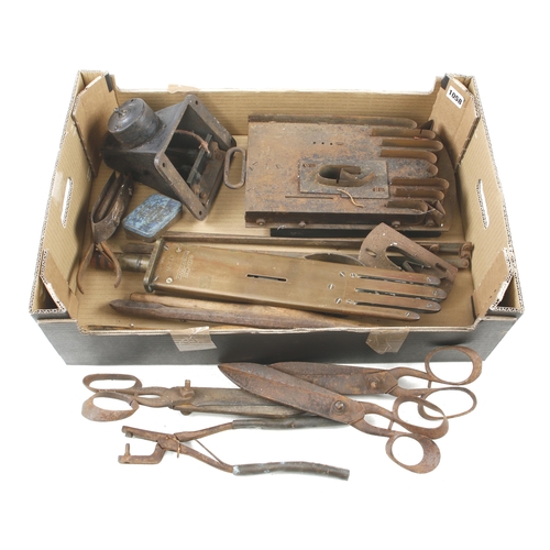 1058 - A rare glovemakers tool kit incl. an electric brass laying out hand, templates, scissors, stretchers... 