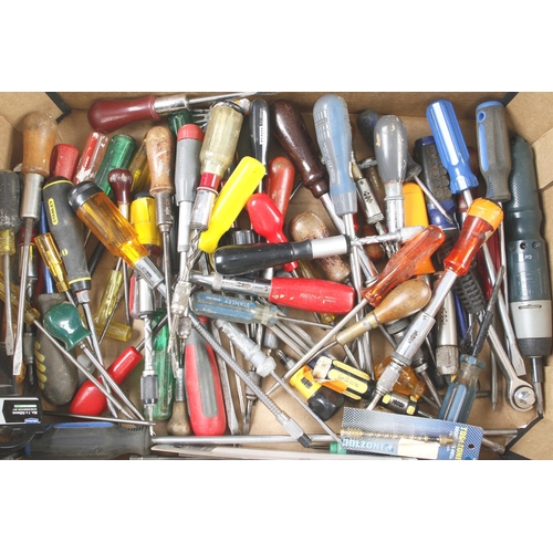 1066 - Quantity of modern screwdrivers G