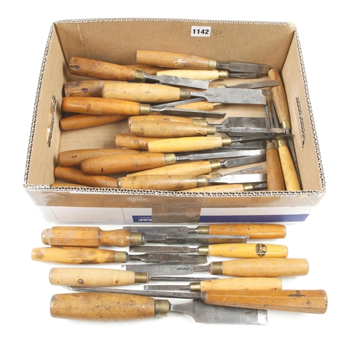 1142 - 38 boxwood handled chisels G+