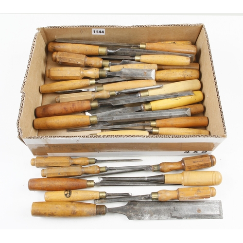 1144 - 30 bevel edge chisels with boxwood handles G+