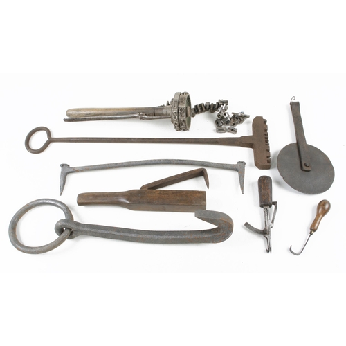 1169 - A kit of timber logger's tools incl. two timber scribes, travellers etc G