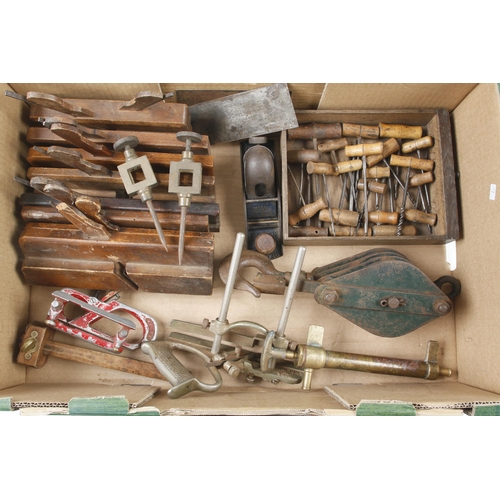 1192 - A box of tools G