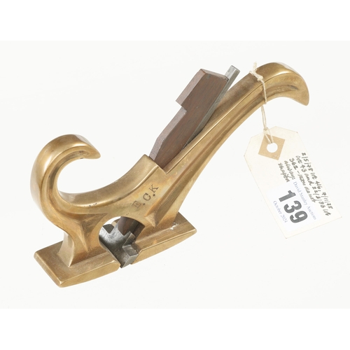 139 - A tailed brass compassed rebate plane G+