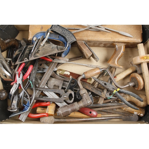 282 - A box of tools G