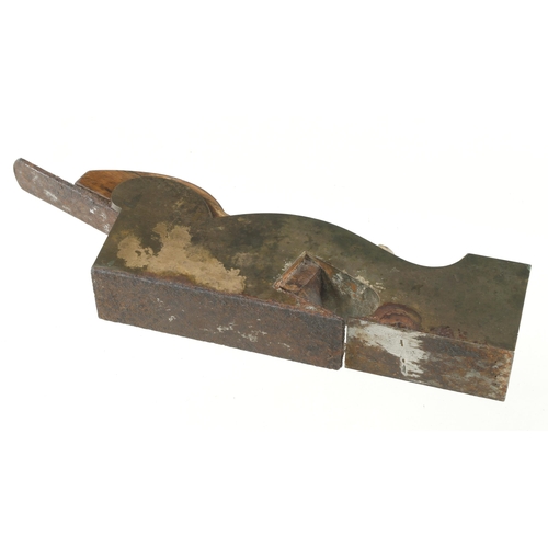 528 - A rusty steel soled brass shoulder plane requires new sole, requires major attention G---