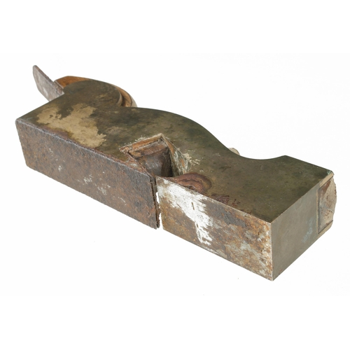 528 - A rusty steel soled brass shoulder plane requires new sole, requires major attention G---