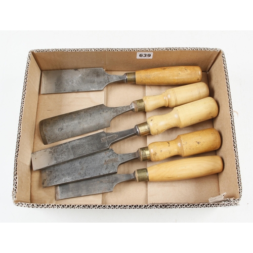 639 - Five large chisels and gouges to 2