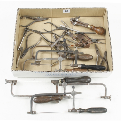 64 - Quantity of jeweller's tools incl. 5 piercing saws, 9 small pliers, hand and bench vices, etc G+