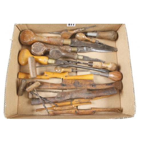 811 - 12 screwdrivers, 8 awls and 7 spokeshaves G