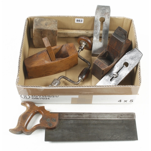 863 - A s/b saw, mallet, brace and two toothing planes (one lacks iron) G