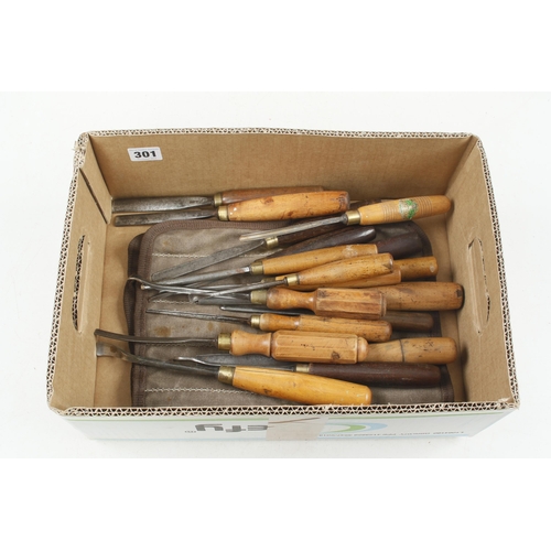 301 - A roll of 18 carving tools G+