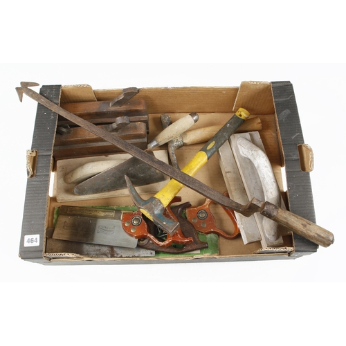 464 - Three saws and various builder's tools etc G