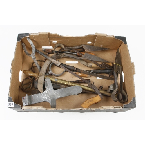 587 - A box of tools G