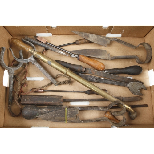 587 - A box of tools G