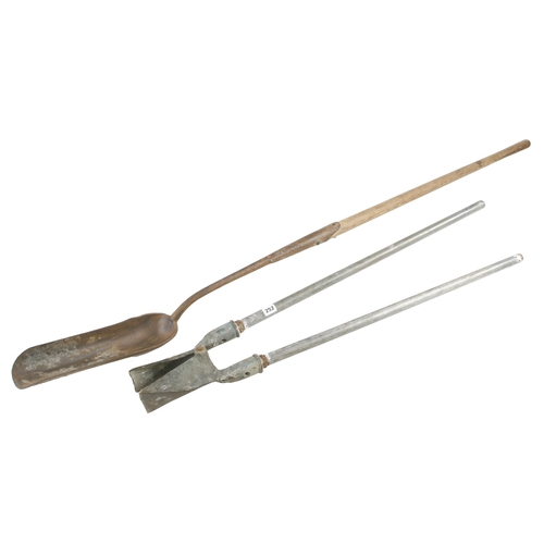 252 - A pipe laying spade/tool and a hole digger G Not for export
