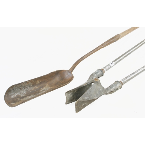252 - A pipe laying spade/tool and a hole digger G Not for export