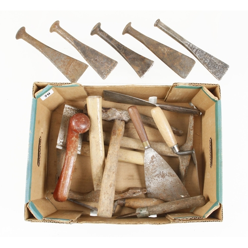 70 - A box of builder's tools G