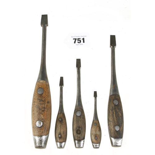 A graduated set of 5 Perfect Pattern screwdrivers 4