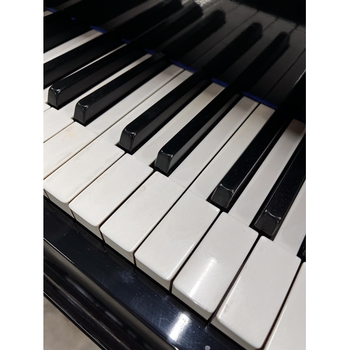 6 - Blüthner (1910)A 6ft 3in grand piano in an ebonised case on turned fluted legs. IRN: 289FFRPV