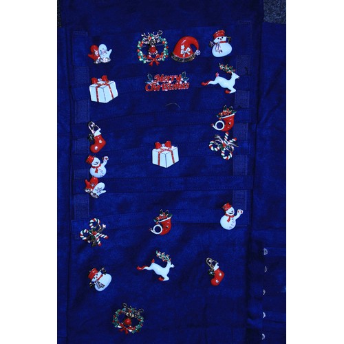 21 - Jewellery Wrap with a selection of 20 Xmas Brooches