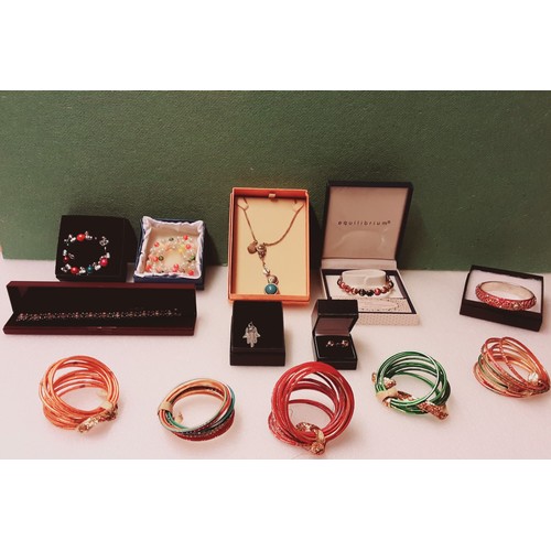 801 - Selection Of Fashion and Vintage Jewellery To Include Necklaces and Bracelets.