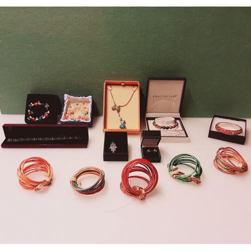 801 - Selection Of Fashion and Vintage Jewellery To Include Necklaces and Bracelets.