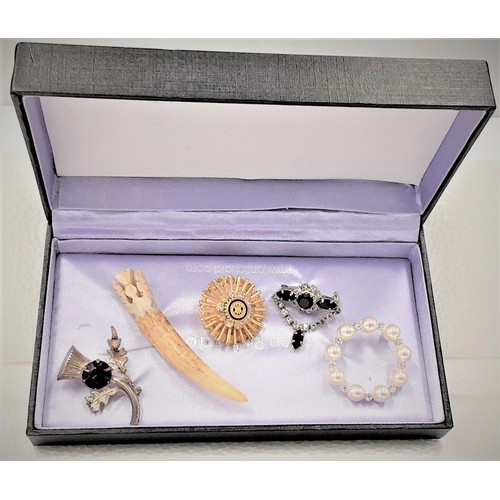 625 - Selection of Vintage Brooches - Diamante, Bone, Thistle, etc.