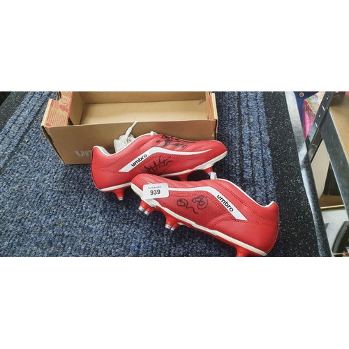 939 - Hand Signed Umbro Football Boots Signed By Sean Wright Philips and James Milne (Size 2)