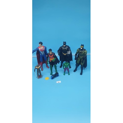 324 - 6 Figures Batman, Superman, Robin and Other Figurines.