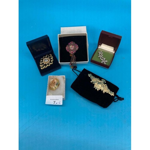 7 - Ladies brooches x 5