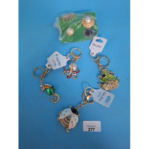 377 - 6 Ladies Brooches and 4 Novelty Keyrings