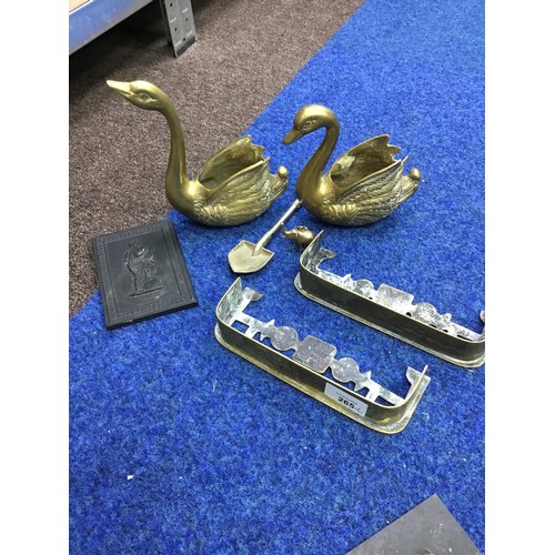 265 - Vintage Brass Ware x7 To Include 2 Swans, 2 Guards and a Greek Plaque