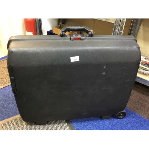 237 - Medium samsonite black suitcase 26x22