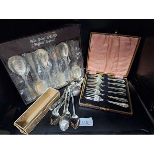 535 - Plated new in box spoons x 3 cased set of cake knives box of spoons