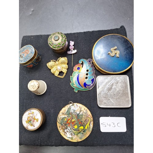 543C - Pad of pendants,brooches and compact some vintage