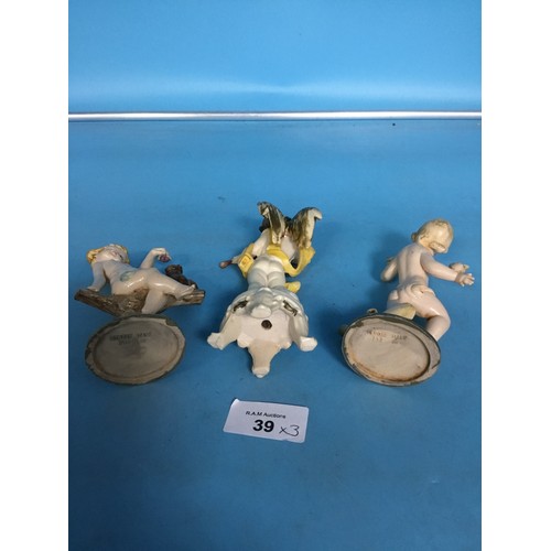 39 - Vintage Italian Depose Figures x3