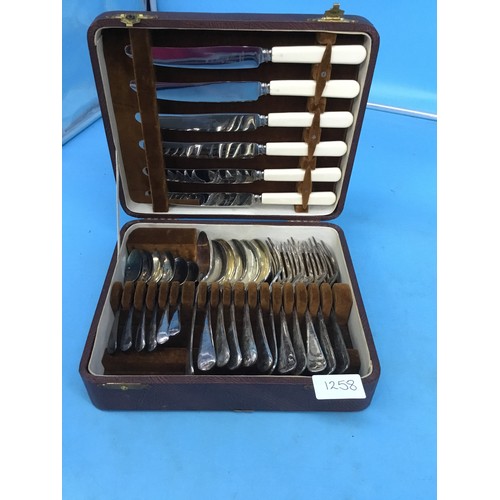 1258 - Vintage Cased Cutlery Set