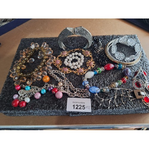 1225 - Fashion and Vintage Jewellery To Include Brooches, Necklaces Etc (stand not included)