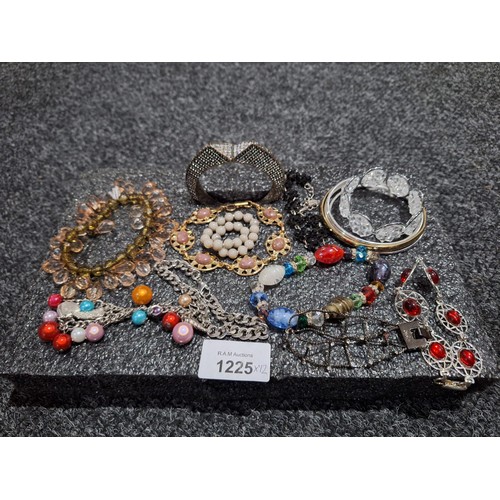 1225 - Fashion and Vintage Jewellery To Include Brooches, Necklaces Etc (stand not included)