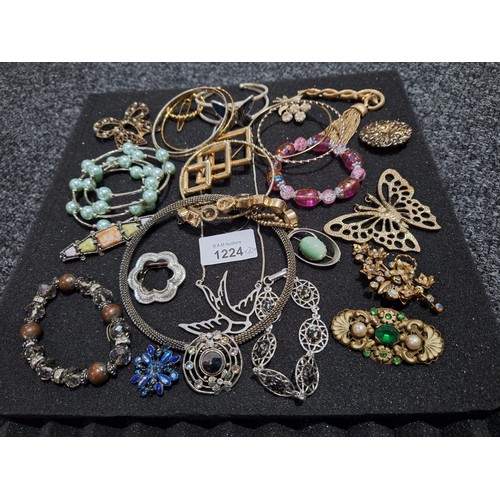 1224 - Fashion and Vintage Jewellery To Include Brooches, Necklaces Etc (stand not included)