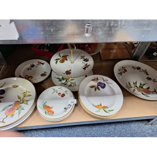 584 - Royal Worcester Ware x14 To Include Plates, Cake Stand, Bowls Etc