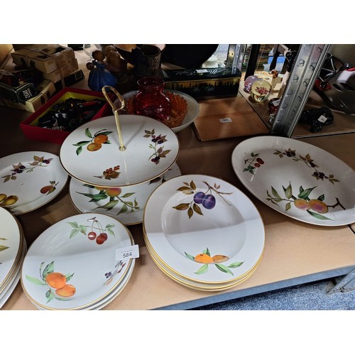 584 - Royal Worcester Ware x14 To Include Plates, Cake Stand, Bowls Etc