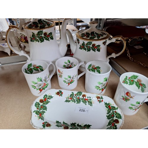 228 - Vintage Queens Yuletide Ware x7