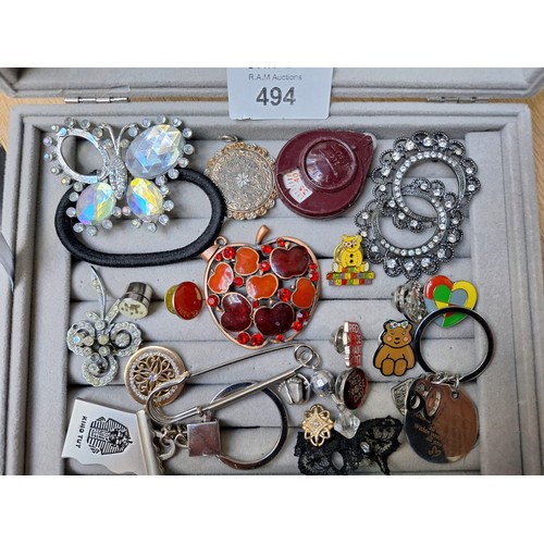 494 - Mixed Lot of Fashion and Vintage Pendants, Pins, Badges Etc