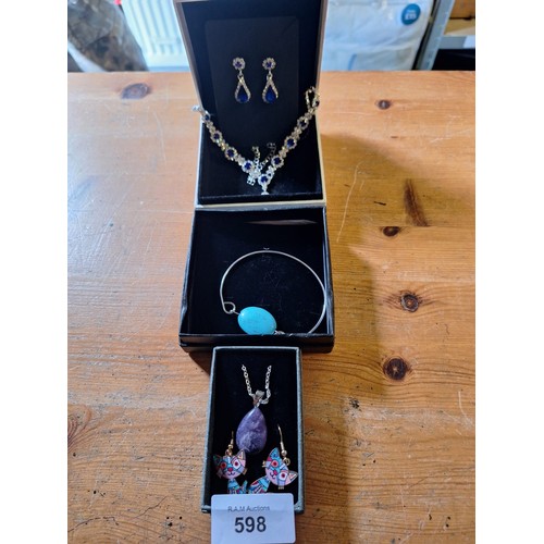 598 - Fashion and Vintage Jewellery to Include 2x Necklaces, 2x Earrings and a Bracelet