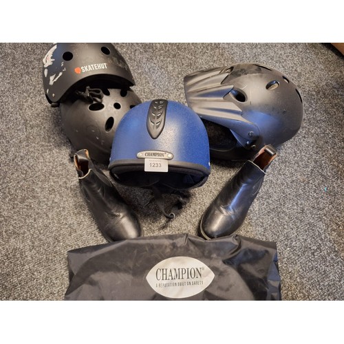 1233 - Selection of 4 helmets + boots to inc bmx,horse riding,skateboard + climbing