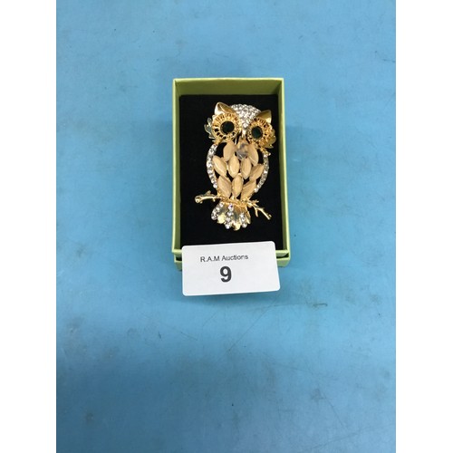 9 - Ladies Decorative Owl Brooch