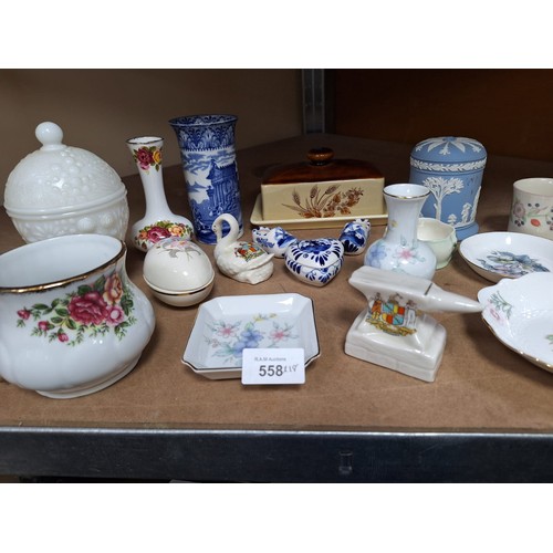 558 - Mixed ceramics x 18 inc. wedgewood,roses,goss,aynsley,delft milk glass