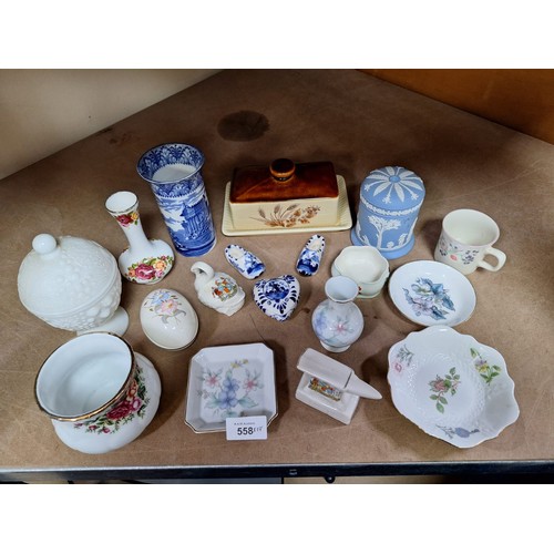 558 - Mixed ceramics x 18 inc. wedgewood,roses,goss,aynsley,delft milk glass